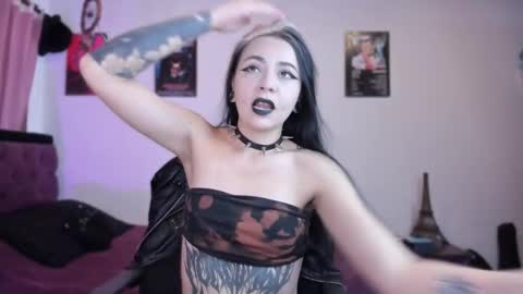 Snapshot of emilyrymer chatting on February 18, 8:03 pm Emily Support me to have 100 likes plx online show from February 18, 8:03 pm