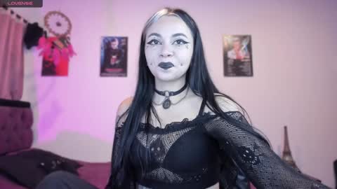 Snapshot of emilyrymer chatting on January 31, 10:10 pm Emily Support me to have 100 likes plx online show from January 31, 10:10 pm