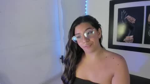 Snapshot of emilyy_cooperr chatting on September 17, 1:03 pm emilyy_cooperr online show from September 17, 1:03 pm