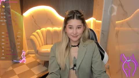 Snapshot of emma1_b_ chatting on October 14, 8:56 pm Emma online show from October 14, 8:56 pm