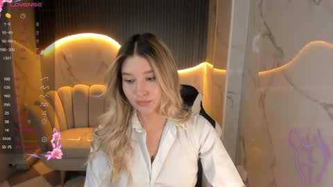 Snapshot of emma1_b_ chatting on October 2, 8:40 pm Emma online show from October 2, 8:40 pm