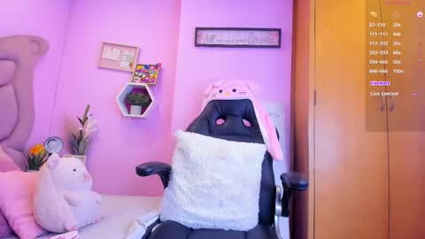 Snapshot of emma_anturin chatting on October 8, 10:27 pm Emma Anturin online show from October 8, 10:27 pm