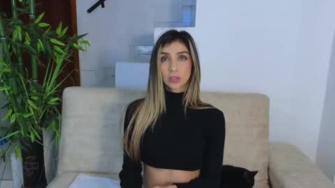 Snapshot of emma_blue_ chatting on September 13, 4:04 am Emma Blue modelo independiente online show from September 13, 4:04 am