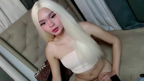 emma_glow69 online show from February 24, 11:30 pm