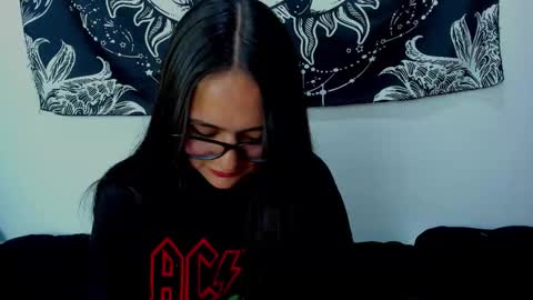 Snapshot of emma_timli1 chatting on October 17, 3:21 am Emma online show from October 17, 3:21 am