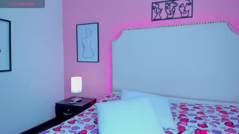 Snapshot of emma_whitee_ chatting on October 18, 4:11 pm emma_whitee_ online show from October 18, 4:11 pm