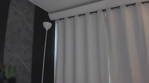 emmaclark_1 online show from December 19, 9:43 pm