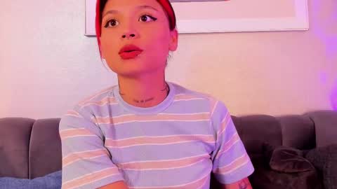 Snapshot of emmaduff_ chatting on October 8, 11:49 am online show from October 8, 11:49 am