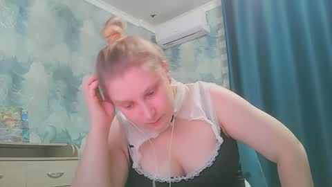 Snapshot of emmamelody944534 chatting on October 14, 6:55 pm emmamelody online show from October 14, 6:55 pm