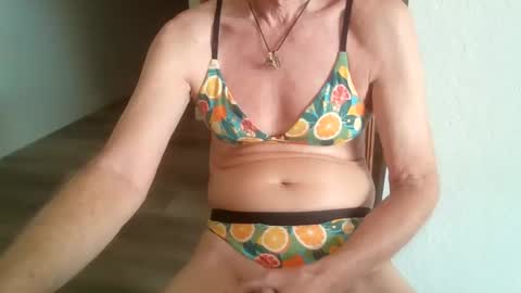 Snapshot of emmapeel5 chatting on October 13, 9:06 pm Emma online show from October 13, 9:06 pm
