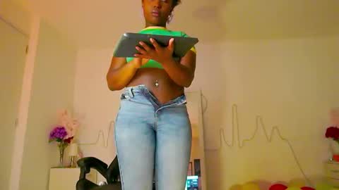 Snapshot of emmasanzoficial chatting on September 29, 12:15 pm Sara online show from September 29, 12:15 pm
