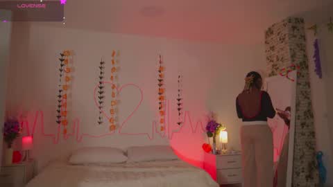 Snapshot of emmasanzoficial chatting on October 19, 11:37 am Sara online show from October 19, 11:37 am