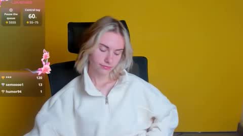 Snapshot of emmi_rossum chatting on October 11, 7:02 am Emmi online show from October 11, 7:02 am
