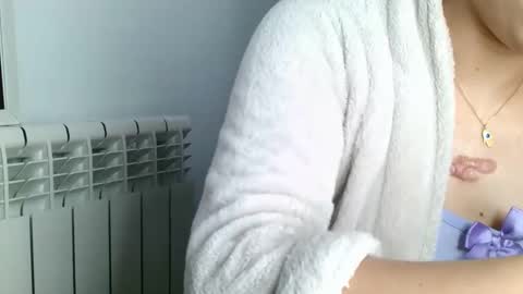 Snapshot of emmie_xxx chatting on February 12, 9:10 am emmie online show from February 12, 9:10 am
