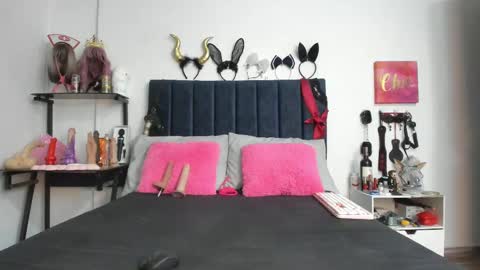 Snapshot of emmily_giraldo chatting on October 6, 12:23 pm online show from October 6, 12:23 pm