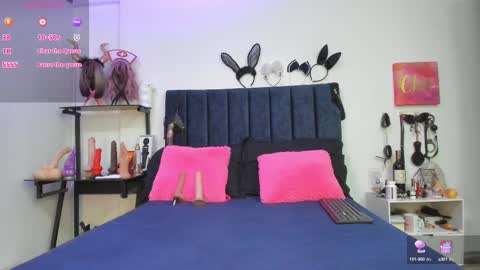 Snapshot of emmily_giraldo chatting on March 1, 12:01 pm online show from March 1, 12:01 pm