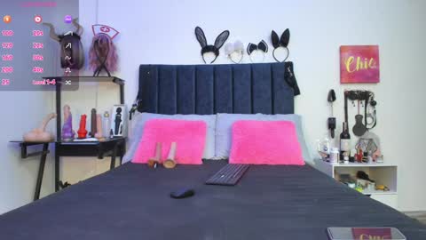 Snapshot of emmily_giraldo chatting on February 1, 11:42 am online show from February 1, 11:42 am