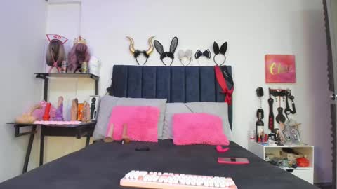 Snapshot of emmily_giraldo chatting on October 8, 1:06 pm online show from October 8, 1:06 pm