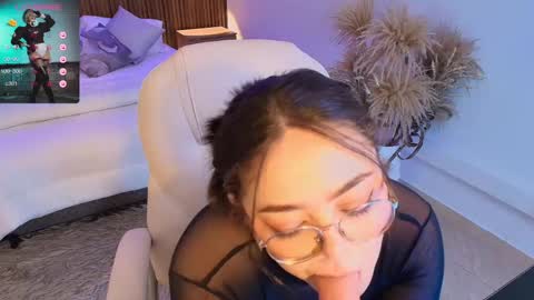 Snapshot of emmy_walker1 chatting on March 10, 2:05 pm Emmy Walker online show from March 10, 2:05 pm