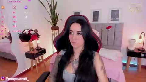 Snapshot of emmyevans1 chatting on December 4, 8:01 pm Emmy Evans online show from December 4, 8:01 pm