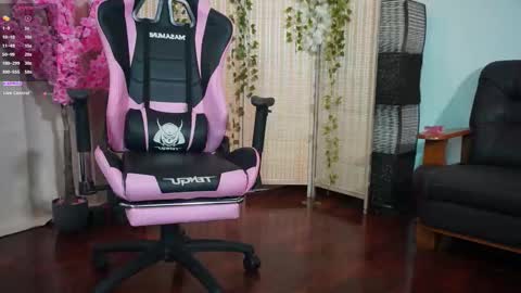 Emmylie online show from March 10, 5:50 pm