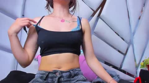 Snapshot of emy_latin chatting on October 2, 9:13 pm emy_latin online show from October 2, 9:13 pm