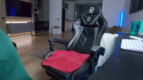 Erik online show from April 2, 7:43 pm