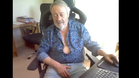 erasmus_d online show from April 18, 5:04 pm