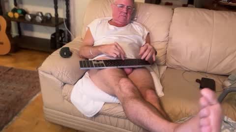 Snapshot of erostalk chatting on October 3, 1:37 am eros online show from October 3, 1:37 am