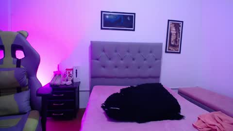 Snapshot of esmeraldaa_sc chatting on October 19, 6:18 am Perla online show from October 19, 6:18 am