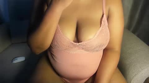 Snapshot of esmeray_ chatting on October 1, 11:25 pm Esme online show from October 1, 11:25 pm