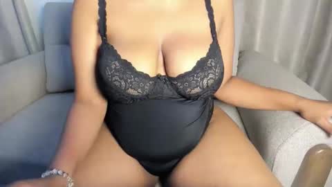 Snapshot of esmeray_ chatting on October 13, 3:41 am Esme online show from October 13, 3:41 am