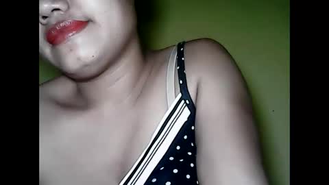 Snapshot of especialgirl_28 chatting on December 5, 6:49 pm especialgirl_28 online show from December 5, 6:49 pm