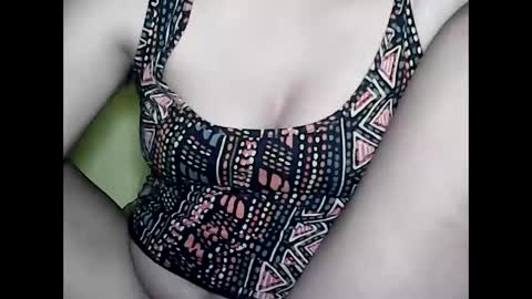Snapshot of especialgirl_28 chatting on December 22, 7:21 pm especialgirl_28 online show from December 22, 7:21 pm