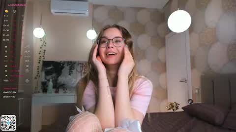 Snapshot of ethalhatchell chatting on March 11, 7:58 pm Elsa online show from March 11, 7:58 pm