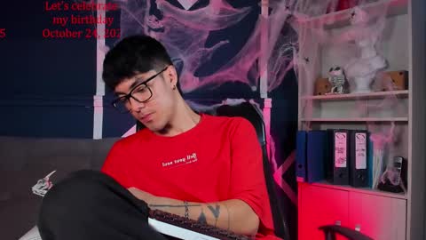 Snapshot of etham_wolf_ chatting on October 17, 4:44 pm Etham online show from October 17, 4:44 pm
