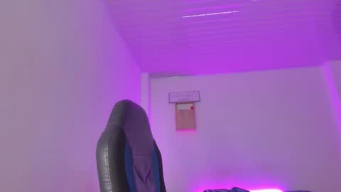 Snapshot of ethan_travis0 chatting on October 3, 12:42 am ethan travis online show from October 3, 12:42 am