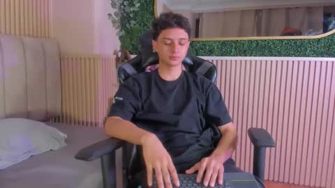 ethanlowell online show from February 18, 3:17 am