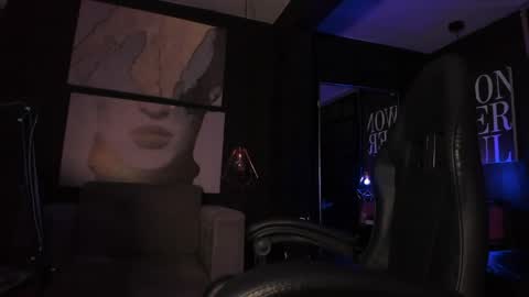 MISS EVY online show from April 11, 7:45 am