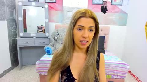 Snapshot of evaloviaa_ chatting on February 18, 1:00 pm Eva online show from February 18, 1:00 pm