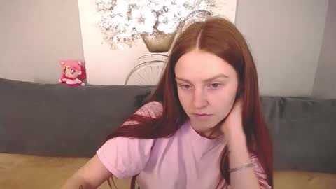 Snapshot of evarey_ chatting on October 18, 11:14 am Adelina online show from October 18, 11:14 am