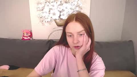Snapshot of evarey_ chatting on October 19, 11:15 am Adelina online show from October 19, 11:15 am