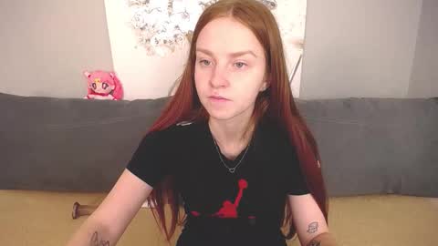 Snapshot of evarey_ chatting on October 2, 4:22 am Adelina online show from October 2, 4:22 am