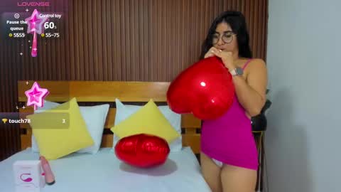 Snapshot of evelin_leroy chatting on February 13, 3:03 pm BELLA online show from February 13, 3:03 pm