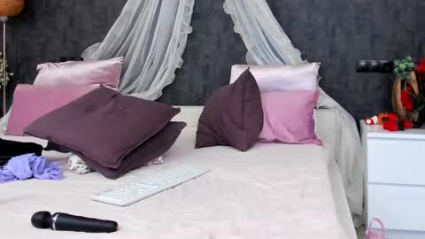 evellynereys online show from February 28, 7:58 am