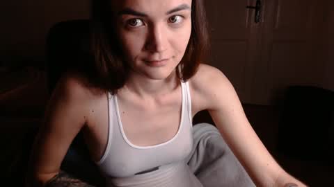 Snapshot of evelyn_gg chatting on December 17, 12:01 am Evelyn online show from December 17, 12:01 am