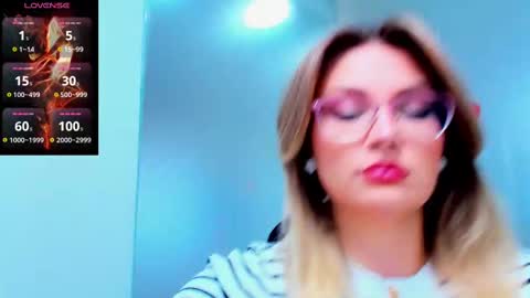 Snapshot of evelyne_rose chatting on March 6, 6:19 am evelyne_rose online show from March 6, 6:19 am