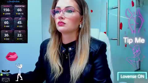 Snapshot of evelyne_rose chatting on September 16, 5:10 am evelyne_rose online show from September 16, 5:10 am