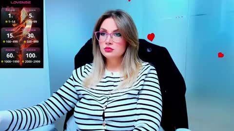Snapshot of evelyne_rose chatting on February 19, 6:22 am evelyne_rose online show from February 19, 6:22 am