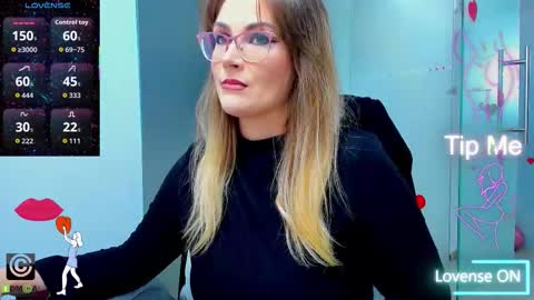 Snapshot of evelyne_rose chatting on October 7, 4:30 am evelyne_rose online show from October 7, 4:30 am